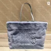 Borsa tote di grande capacità Borsa a tracolla da donna di design Borsa per la spesa in peluche tinta unita moda Borsa classica con lettera Morbida e versatile