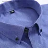 Herrklänningsskjortor Herrbambufiber sträcka avslappnad långärmad skjortor broderade standard-passform mjuk rynka resistenta knappar ner skjorta l230921