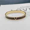 Titanium staal goud rose vrouwen Bangle armband dames letter V leer huwelijksverjaardag verjaardagscadeau sieraden271x