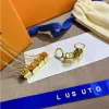 Charme Brincos banhados a ouro 18k Brincos de designer de luxo Design Marcas de moda para joias Pequeno quadrado Boy Lettering Requintado acessórios para festa de casamento presente