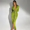 Robes décontractées de base Robe longue en cuir vert pour femmes Sexy col en V à manches longues mince robe longue automne hiver mode froncé Club tenues de fête 230920