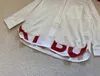 Дизайнерская детская рубашка, высококачественная детская куртка с лацканами. РАЗМЕР 110–150 СМ. Логотип с красной буквой на подоле. Детские блузки, 20 сентября.
