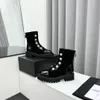 Yeni Vintage İnci Toka Ayak Bileği Botları Yuvarlak Ayak Ayakkabıları Kalın Topuklu Kadınlar Lüks Ayakkabı Tasarımcısı Deri Sole Moda Botları Yüksek Kalite Ayakkabı Fabrika Ayakkabıları Boyut 35-41