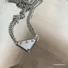 Designer-Buchstabe, luxuriöse Halskette mit umgekehrtem Dreieck-Anhänger, Liebesanhänger, mehrere Farben, zurückhaltendes und prächtiges Valentinstag-Verlobungsgeschenk für Männer und Frauen 23