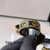 Bandringar lyxiga smycken designer band ringer kvinnor man älskar svarta charms bröllop leveranser 18k guld pläterad rostfritt stål ring fin fingerring präglad stämpel bred m