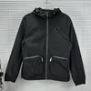 Designer-Herrenjacke, klassisches umgekehrtes Dreiecksabzeichen, Doppeltasche, Stehkragen, Kapuzenmantel, lockere, lässige Outdoor-Thermojacke, Windjacke, Jacken, Top QKYM