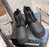 منصة Zip Boots الكلاسيكية المصغرة في الكاحل الجليد