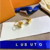 Charme Brincos banhados a ouro 18k Brincos de designer de luxo Design Marcas de moda para joias Pequeno quadrado Boy Lettering Requintado acessórios para festa de casamento presente