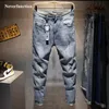 Jeans da uomo Jeans strappati casual da uomo Pantaloni Fashion Brand uomo streetwear Lettera stampata in difficoltà Pantaloni in denim grigio foro 230921