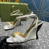 2023 modedesigner skor kvinnors lyxiga kil sandaler sexig lack läder sommar strand glid snörning upp höga klackar 35-42 med låda