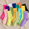 Femmes chaussettes femmes coton mignon bonbon coloré haute qualité hiver confortable mode tricot longue chaussette mi Tube respirant automne