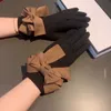 Fille de designer Cinq doigts Gants Gants pour femmes Coloré Grand arc Décoration Mitaines Hiver Chaud Cadeau Y compris la boîte de marque