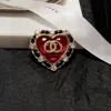Broches de designer 23ss para mulheres Pinos de pedras preciosas em forma de coração vermelho brilhante Broche de couro de diamante Incluindo caixa Presente preferido
