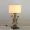 Tafellampen LED-lamp Nachtkastje Licht Creatieve Scandinavische ijzeren kunst Slaapkamer Oogbescherming Nachtverlichting Eenvoudige woonkamer Home Decor