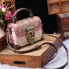 Bolsa quadrada pequena feminina nova moda rosa vermelha bolsa de mão avançada estilo estrangeiro bolsa crossbody de um ombro