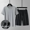 Erkeklerin Takipleri Yaz Katı Sıradan T-Shirt/Şort/Takım Basit Kısa Kollu 90S Atletik Set Kıyafetleri Sports Giyim 2 Parça Takip