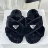 Dames Metalen Driehoek Designer Slippers Wollen muilezels Glijbaan Winterbont Pluizig Harig Luxe merk Warme sandalen Slippers Fuzzy Girl Flip Flop Platte bodem pantoffel