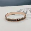 Bracelet en titane et acier pour femmes, or rose, lettre V, en cuir, cadeau d'anniversaire de mariage, bijoux 308f