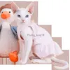 Costumi per gatti Sfinge vestiti per gatti senza peli Tedesco fionda rosa in cotone sottile Kitten Abiti gilet primavera estate abiti per gatti per vestiti per gatti Sphynx HKD230921