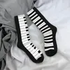 Meias masculinas engraçadas meias loucas para homens teclas de piano hip hop notas musicais padrão respirável impresso tripulação sem costura presente