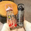 Nieuwe 2 liter waterfles met stro Vrouwelijke kruik Meisjes Draagbare reisflessen Fitness Bike Cup Zomer Koudwaterkan met tijdmarkering