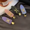 Pinces à cheveux colorées de conception vintage Barrettes de lettre de triomphe français Bijoux de cheveux de créateur de luxe avec de nouveaux cadeaux de fille mignons corrects Pinces à cheveux classiques HeadWaear