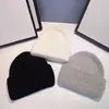 Şapkalar Scarves Setleri Beanie/Kafatası Kapakları Lüks Beanies Örme Şapka Kadın Tasarımcı Moda Beanie Cap Mens Sonbahar Kış Kapakları Sıradan Kafatası Kapakları Bonnet Üçgen Harf
