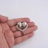 Broschen 20 Stück Schädel Paar Herz Brosche Gothic Liebe Skelett Pin mit roten Strass Goth Halloween Schmuck Großhandel