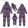 Familjmatchande kläder 2023 Julmamma pappa barn matchande kläder tryck flanell varm tjock pyjamas blixtlås huva jumpsuit övergripande familj look romper t230921