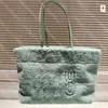 Borsa tote di grande capacità Borsa a tracolla da donna di design Borsa per la spesa in peluche tinta unita moda Borsa classica con lettera Morbida e versatile