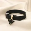 Designer läder armband armband charm handled band kvinnliga lyxarmband bokstäver smycken armband manschett triangel hänge