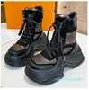 Camurça preta couro de bezerro Sola de borracha de grandes dimensões designer feminino aparência esportiva Botas com cadarço Martin