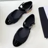 Célèbre luxe femmes designer robe chaussures nouveau cuir véritable tête ronde bouton en métal petit cuir Schuhe creux bouche peu profonde Baotou marque dames chaussure couleur unie