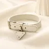 Designer läder armband armband charm handled band kvinnliga lyxarmband bokstäver smycken armband manschett triangel hänge