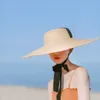 Hüte mit breiter Krempe, Eimerhüte, große Sommerhüte aus natürlichem Weizenstroh für Frauen, handgefertigte Strand-Schirmmützen mit breiter Krempe, eleganter, flacher Sonnenhut mit langem Band und Schnürung 230921