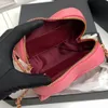 Lüks Crossbody Bag Pembe Tasarımcı Çanta Küçük Omuz Çantası Seyahat Çantası Çapraz Vücut Çanta Mini Kalp Aşk Çantası Altın Askı Zinciri Derisi 18cm Moda Çantalar Lüks Çanta