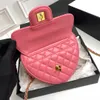 Lüks Crossbody Bag Pembe Tasarımcı Çanta Küçük Omuz Çantası Seyahat Çantası Çapraz Vücut Çanta Mini Kalp Aşk Çantası Altın Askı Zinciri Derisi 18cm Moda Çantalar Lüks Çanta