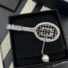 Kvinnors designer broscher koppar 18k guldpläterad kristall strass märke brev smycken brosch charm stift män kvinnor bröllop party klädtillbehör