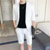 Herrenanzüge 2023 Sommer Männer Anzug Set Slim Fit Halbarm Knielange Hosen Koreanischer Stil Rosa Weiße Jacke mit kurzer Hose