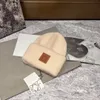 Beanie designer de luxo inverno chapéu de malha quente proteção de orelha moda na moda ao ar livre boné temperamento clássico cor sólida carta beanie