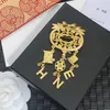 Nouvelles femmes de luxe Designer Marque Lettre Broches Cuivre Plaqué Or 18 Carats Cristal Strass Bijoux Broche Charme Pin Hommes Femmes Accessoires De Vêtements De Fête De Mariage