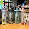 Nieuwe 2 liter waterfles met stro Vrouwelijke kruik Meisjes Draagbare reisflessen Fitness Bike Cup Zomer Koudwaterkan met tijdmarkering