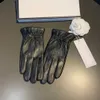 Chica de diseñador Guantes de cinco dedos Guantes de cuero para mujer Decoración de lazo pequeño Mitones Regalo cálido de invierno Incluye caja de marca