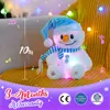 Plush dockor Musikalisk LED -ljus dockor Plush Toys Snowman Luminous Glowing Throw Pillows Present Bomull Söta fyllda djur för flickor 230921