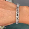 Braccialetti con ciondoli Bracciale rigido con diamanti da laboratorio taglio smeraldo alla moda Braccialetti con fidanzamento in oro bianco 14 carati per le donne Regalo di gioielli per feste nuziali 230921