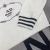 Suéteres de diseñador Mujer Suéter de moda Diseño Logotipo en el pecho Impresión de letras Top de punto Otoño / Invierno Nuevo Panel de manga costilla Jersey corto