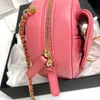 Lüks Crossbody Bag Pembe Tasarımcı Çanta Küçük Omuz Çantası Seyahat Çantası Çapraz Vücut Çanta Mini Kalp Aşk Çantası Altın Askı Zinciri Derisi 18cm Moda Çantalar Lüks Çanta