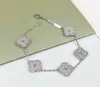 최신 여성 팔찌 5 개의 꽃 펜던트 마이크로 인레이 기술은 각 팔찌를 매우 질감으로 만듭니다. 특히 반짝이고 다이아몬드가 가득합니다.