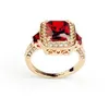 Säljer 18K Rose Gold Plated Perfect Cut Red Ruby Rectangle Österrikisk Crystal Luxury Lady Finger Ring Hela 18KRGP324W