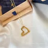 قلادة فاخرة مصممة مجوهرات سوار العلامة التجارية على شكل قلب لأقراط للسيدات أزياء العلامات التجارية